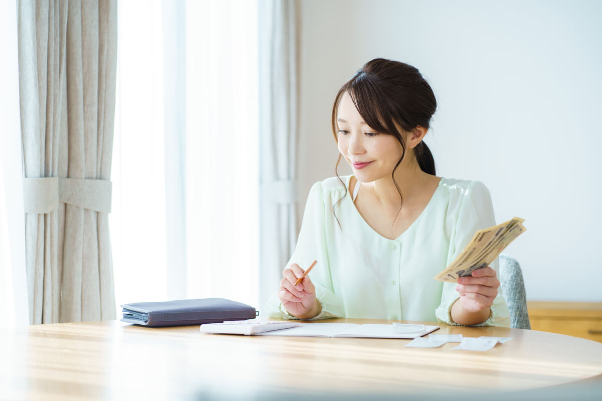 家計簿をつけている女性の画像‗PC版